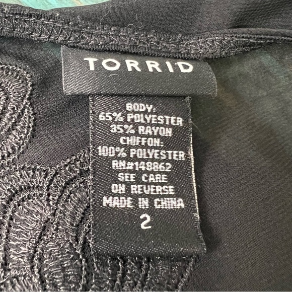 Torrid Black Vneck Semi Sheer Floral Tshirt Size 2 - Picture 8 of 9